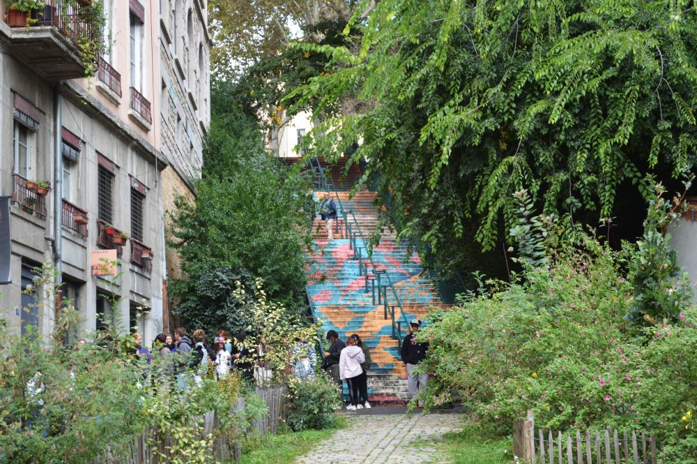 escalier urbain dans la verdure