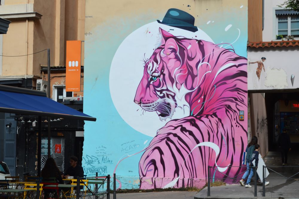 fresque de street art représentant un tigre rose 