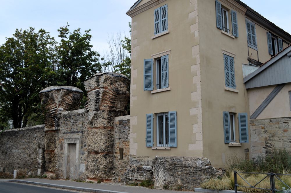 2 piles d'un aqueduc gallo-romain intégrées dans le mur d'une propriété
