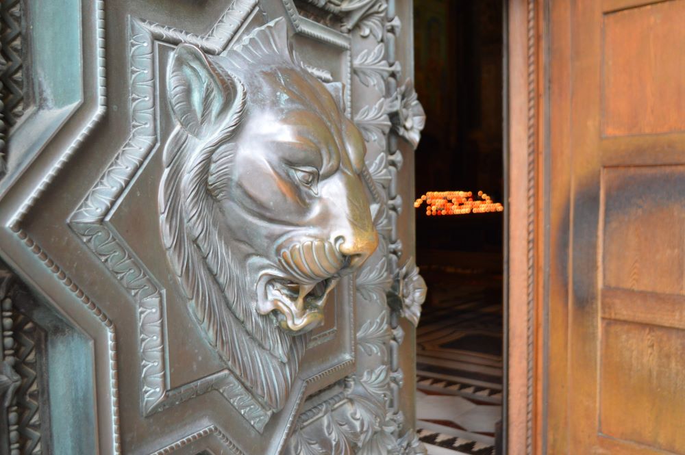 porte sculptée d'une tête de lion