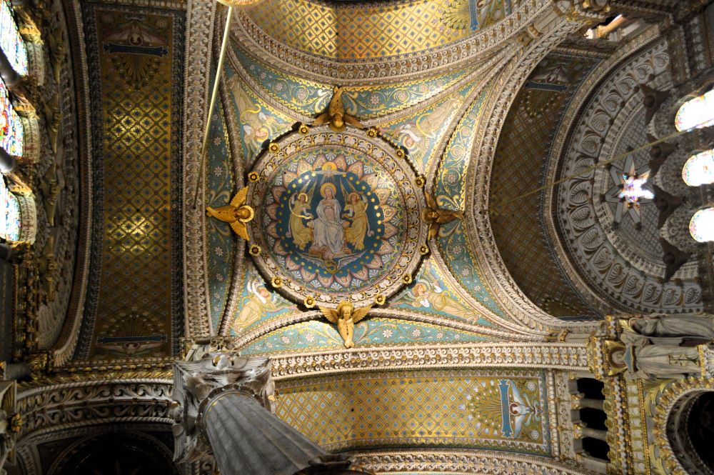 plafond recouvert de mosaïques dorées