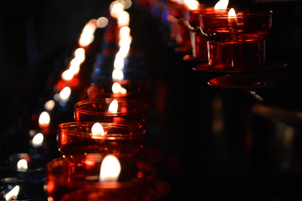 rangées de lumignons multicolores