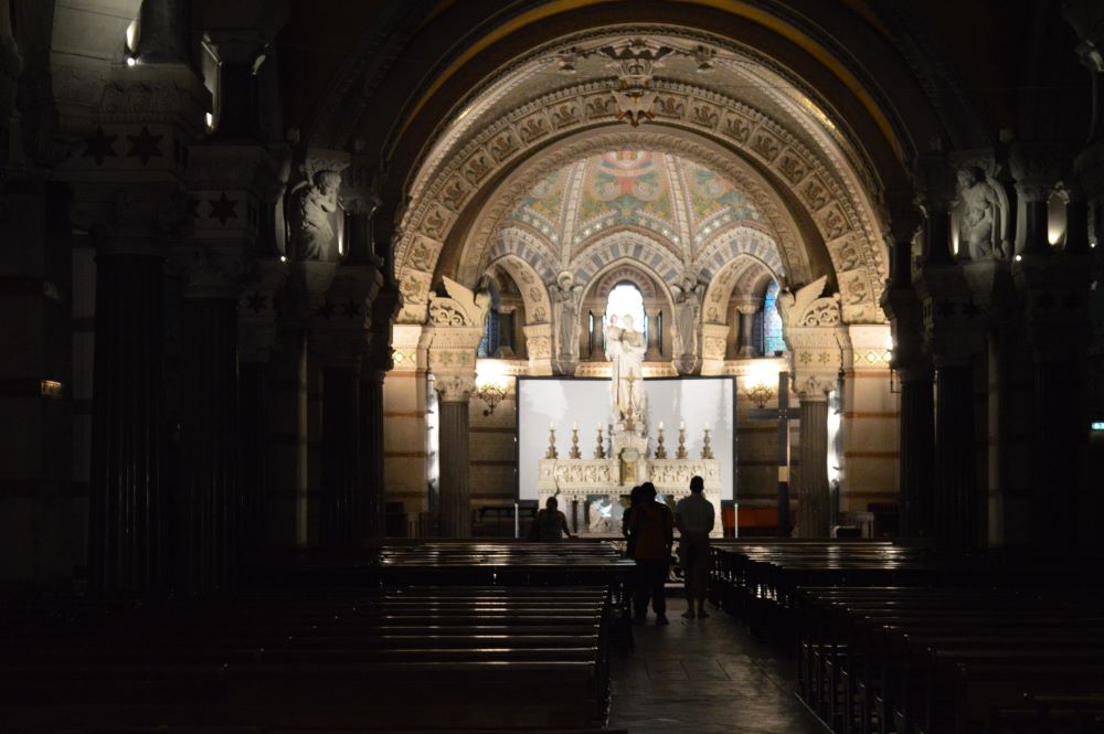 chœur d'une église couvert de mosaïques multicolores