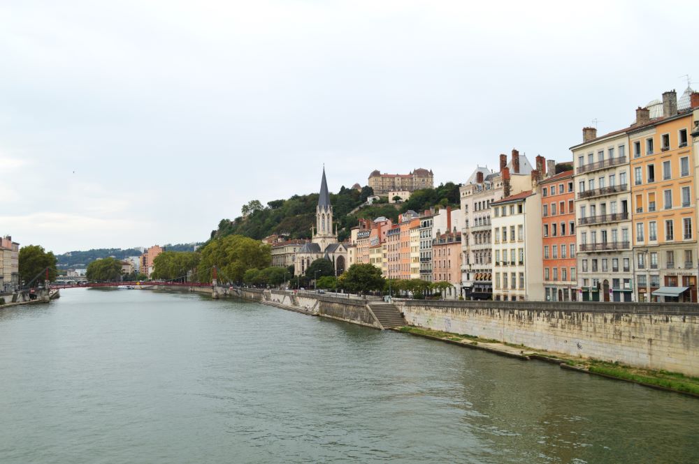 quais bordés d'immeubles colorés