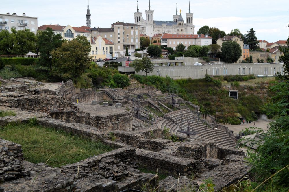 les vestiges du théâtre romain de Lyon, avec la basilique de Fourvière en arrière-plan