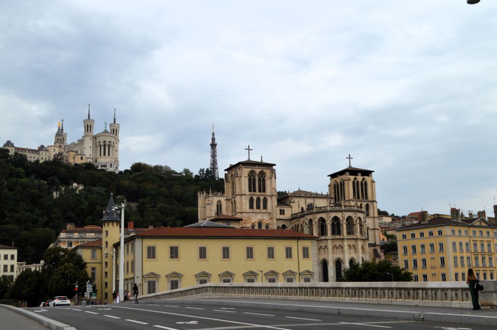 vue sur la basilique de Fourvière en haut de la colline dominant la cathédrale