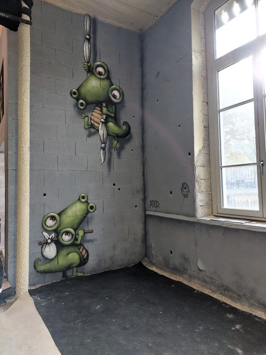 fresque murale dans un bâtiment abandonné 