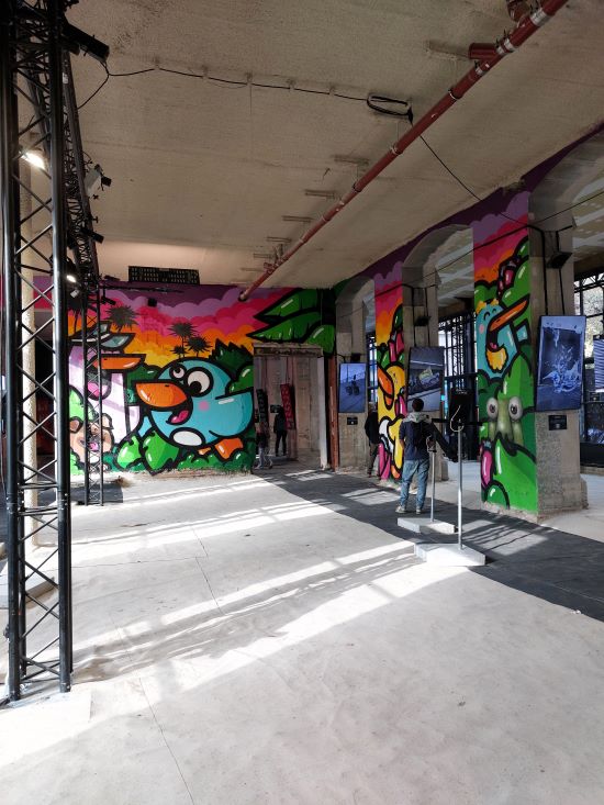 fresque murale dans un bâtiment abandonné 