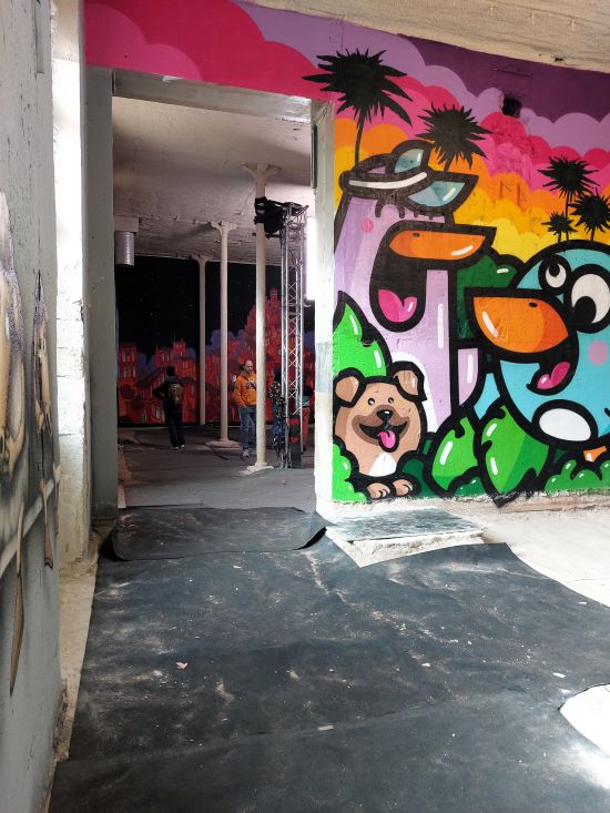 fresque murale dans un bâtiment abandonné 