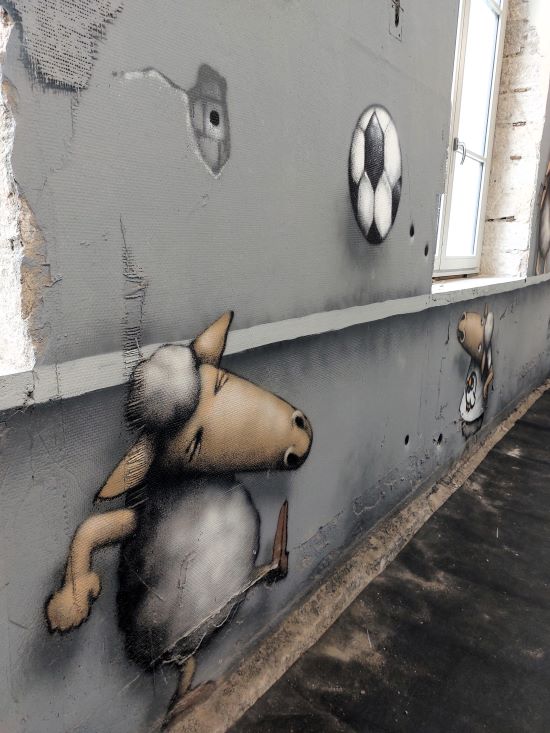 fresque murale dans un bâtiment abandonné 