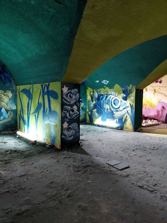 fresque murale dans un bâtiment abandonné