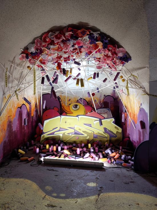 fresque murale dans un bâtiment abandonné