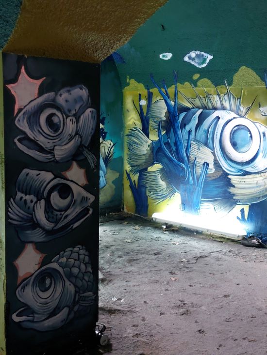 fresque murale dans un bâtiment abandonné