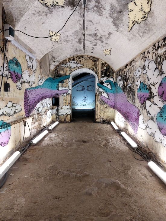 fresque murale dans un bâtiment abandonné
