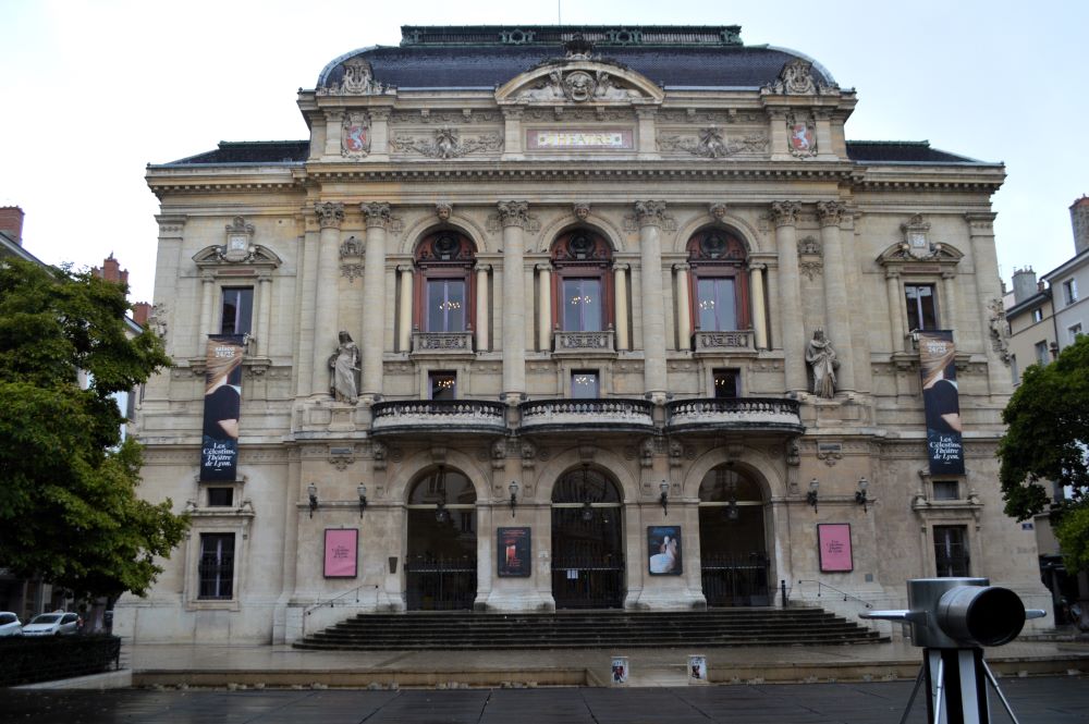 façade d'un théâtre du 19e siècle