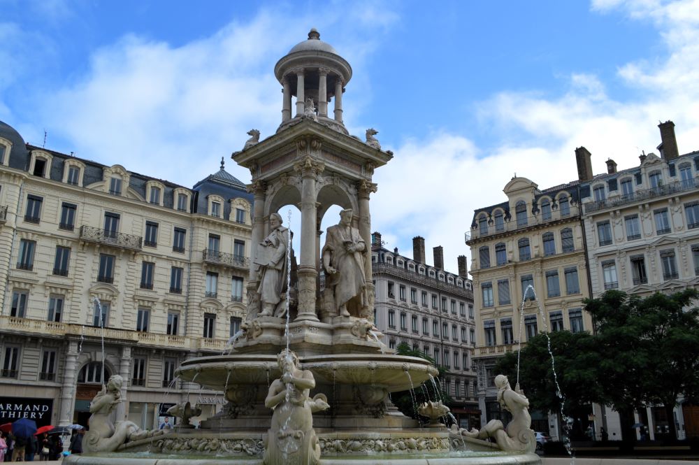 une fontaine monumentale sur une place en centre ville