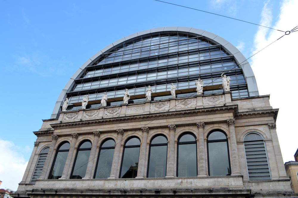 un bâtiment du 19e siècle surplombé d'un ouvrage du 20e siècle