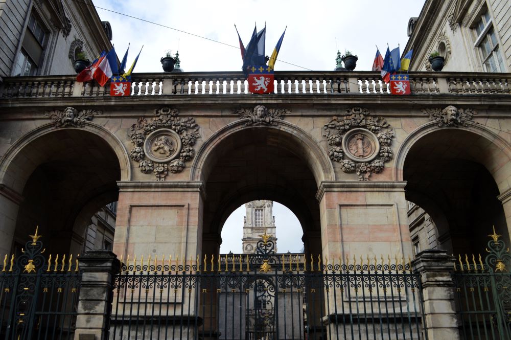 façade arrière de la mairie de Lyon surmontée de drapeaux