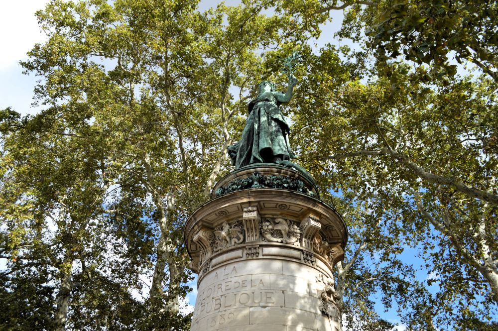 une statue représentant la République sous les frondaisons des platanes