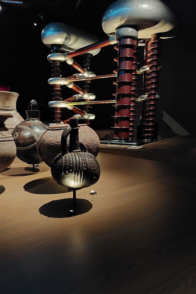 poteries anciennes devant un accélérateur de particules