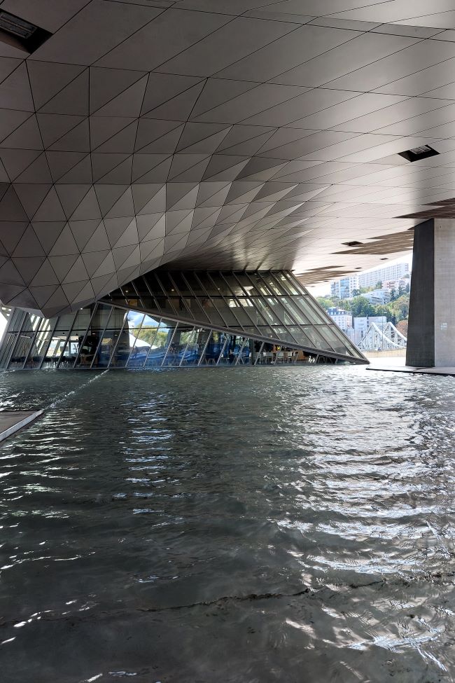 bassin en eau sous un bâtiment contemporain