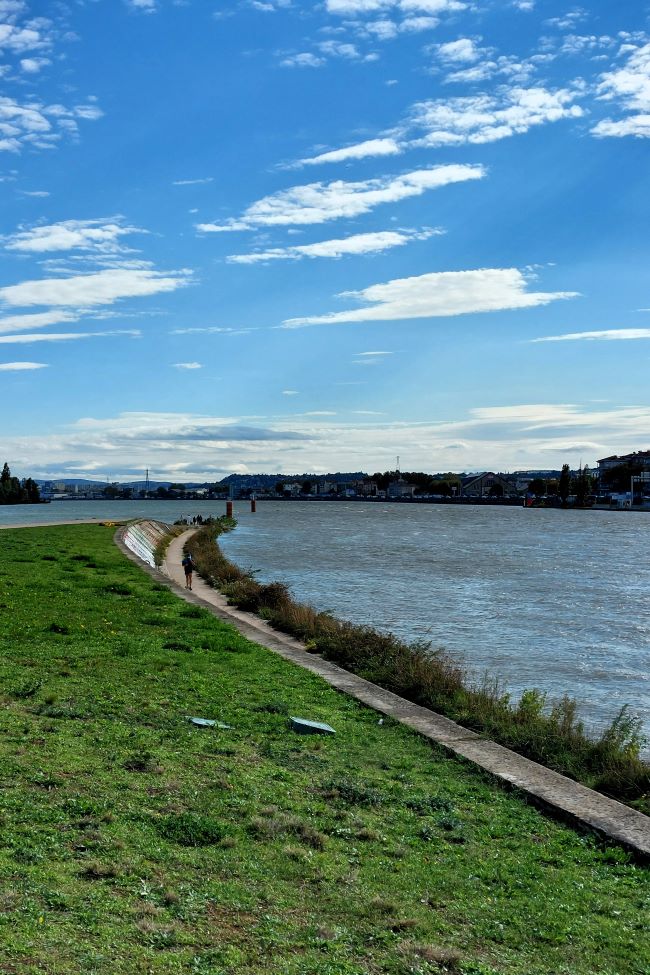 langue de terre à la jonction de 2 rivières