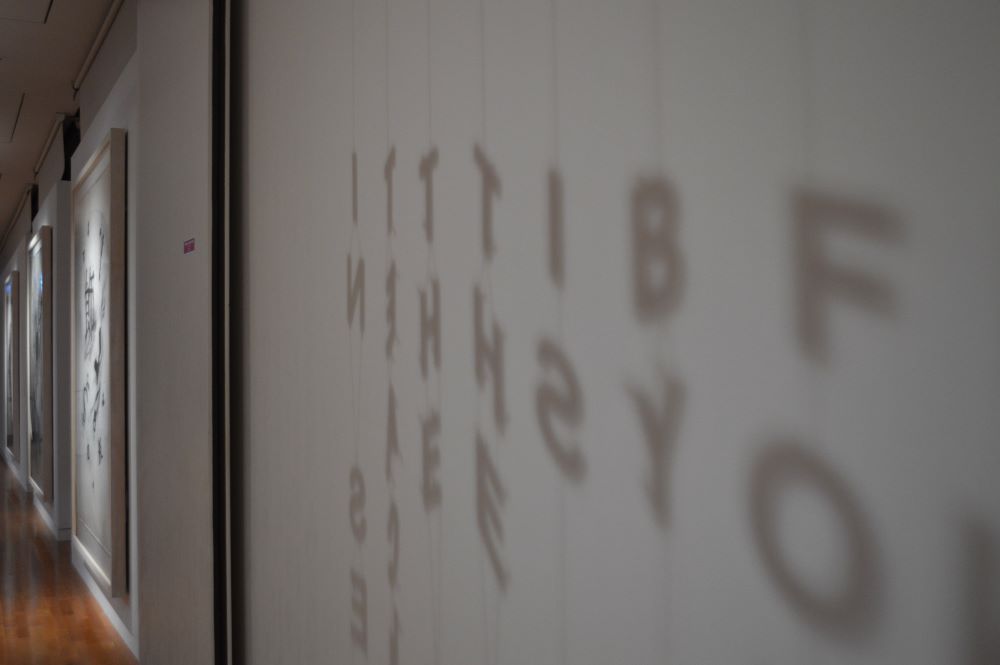 ombres de lettres sur un mur