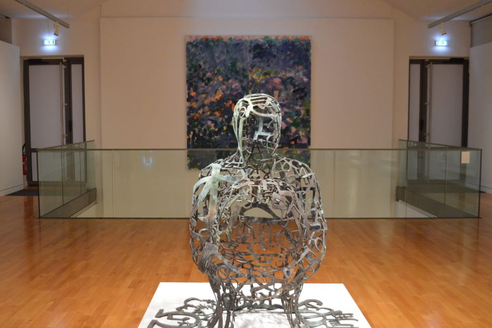 salle d'exposition d'art contemporain