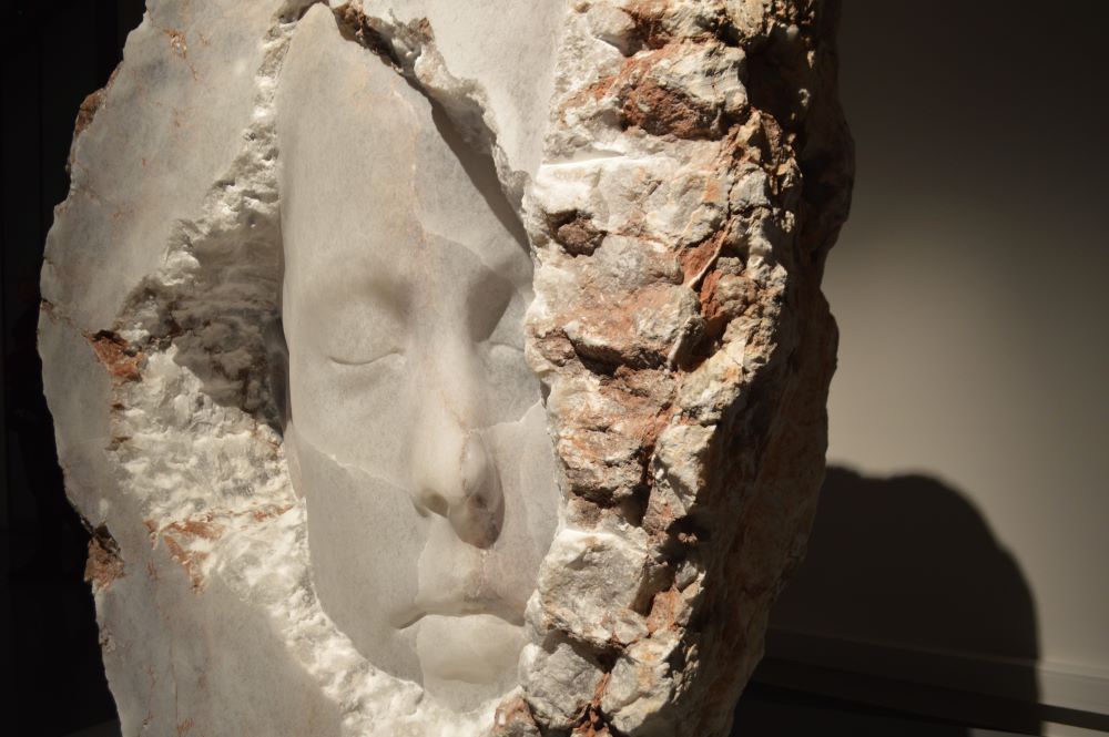 sculpture en albâtre de type bas relief représentant un visage