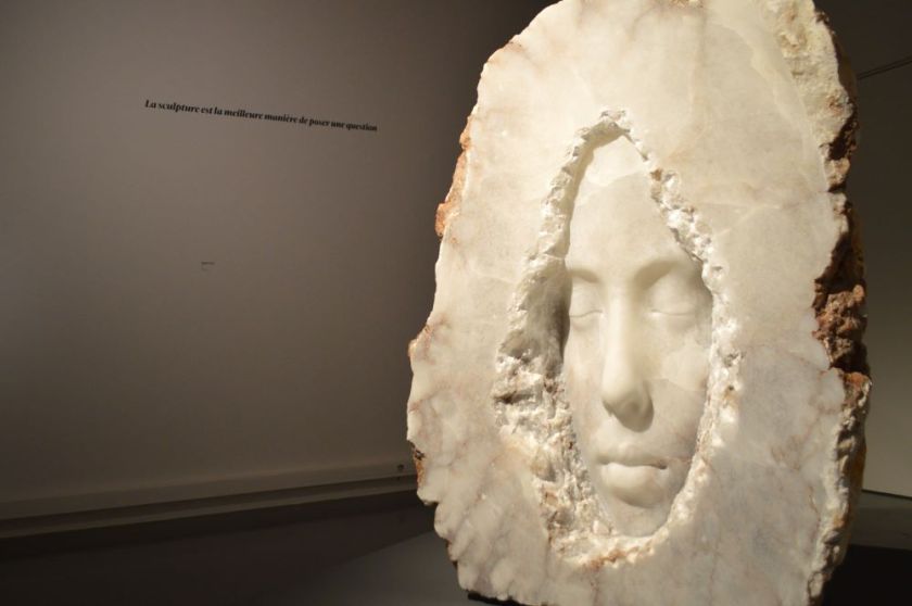 sculpture en albâtre de type bas relief représentant un visage