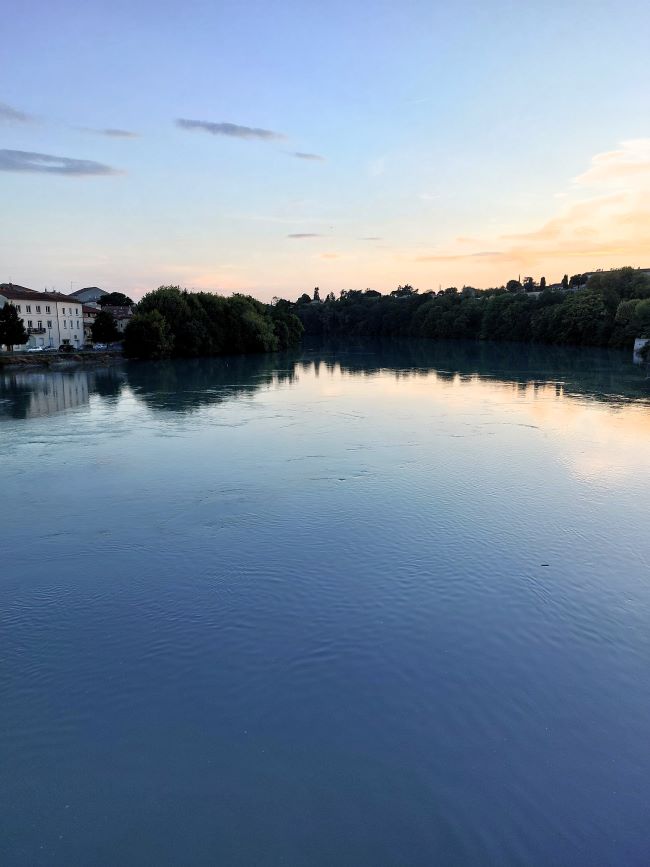lumières de fin de journée sur la rivière