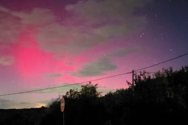 une aurore boréale rose