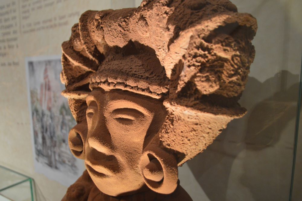 sculpture en chocolat représentant une divinité aztèque