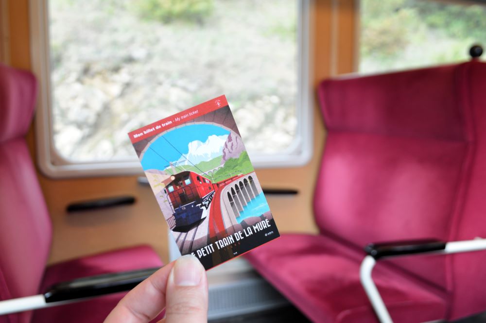 un billet du petit train de la Mure photographié dans un des wagons du train