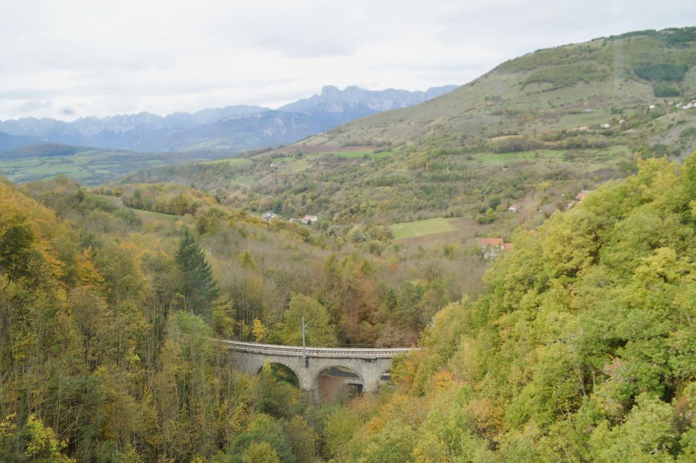 viaduc au milieu d'arbres aux couleurs automnales
