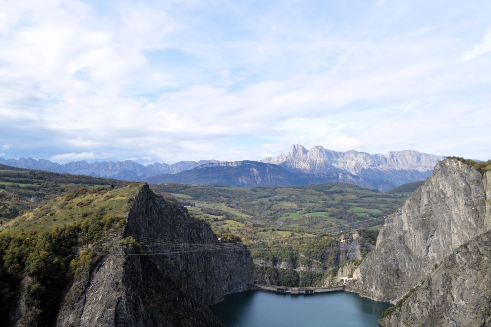 un lac de barrage dominé par des montagnes