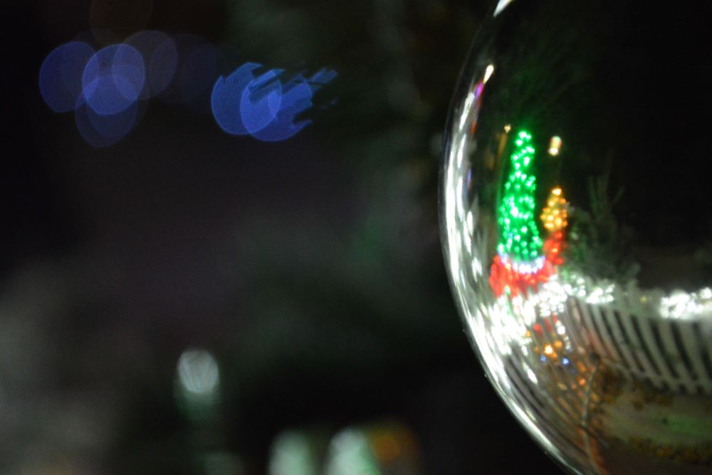 reflets lumineux dans une boule de Noël