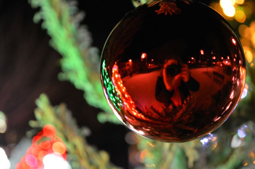 reflets lumineux dans une boule de Noël