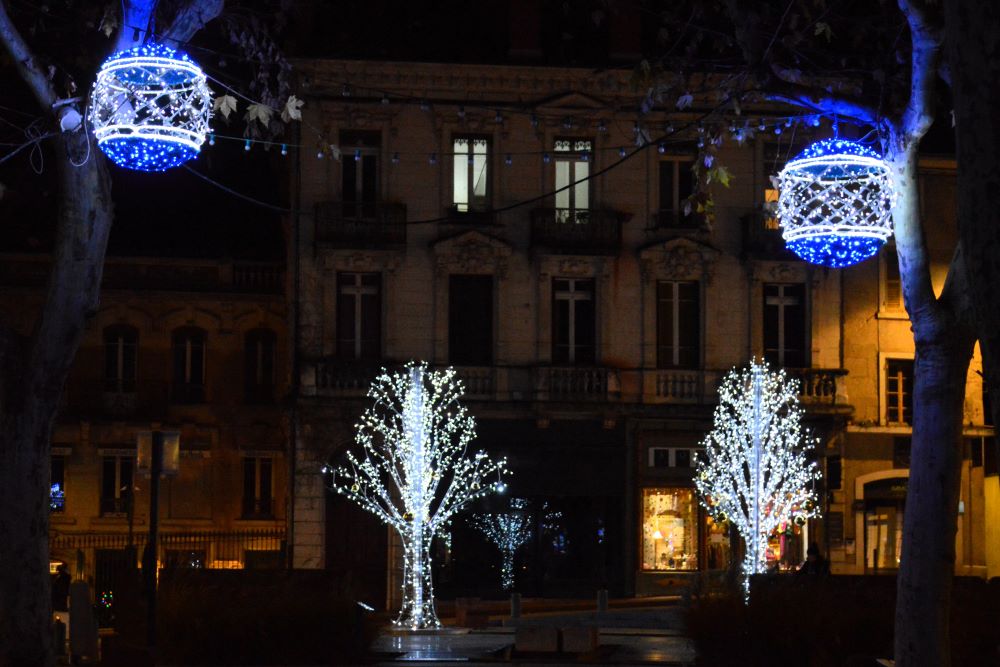 lumières de noël dans les arbres