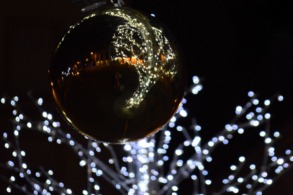 reflets lumineux dans une boule de Noël