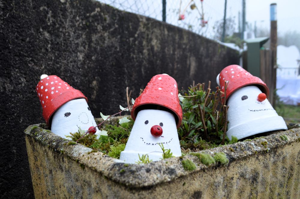 bonhommes de neige fabriqués en pot de fleurs peints