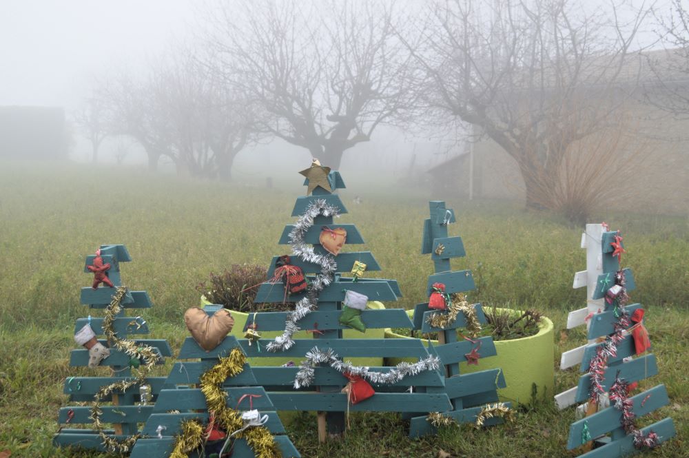 des sapins de Noël en bois de palette dans le brouillard