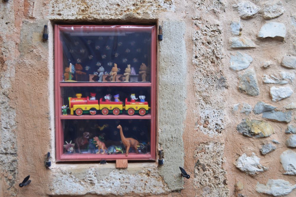 une fenêtre dans laquelle sont exposés des jouets