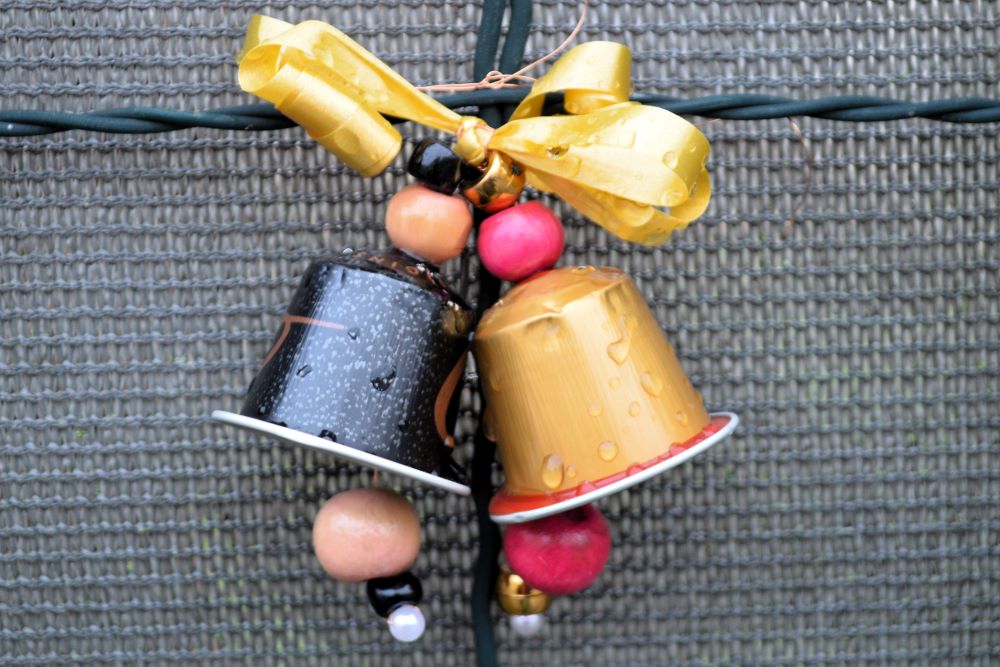 décorations en forme de clochettes fabriquées avec des objets de récupération