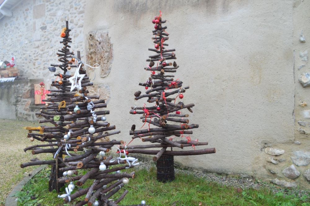 sapins fabriqués à l'aide de bâtons en bois