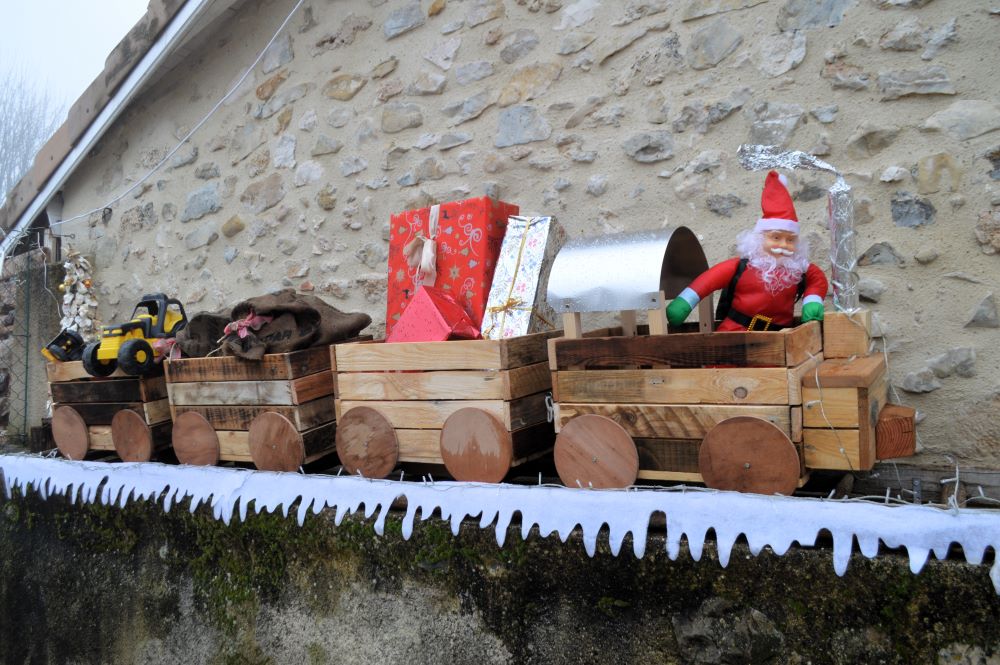 le train du père Noël en matériaux de récupération