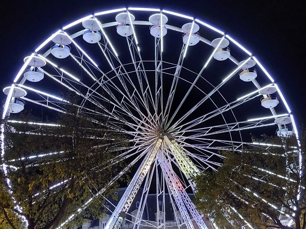 grande roue éclairée de nuit