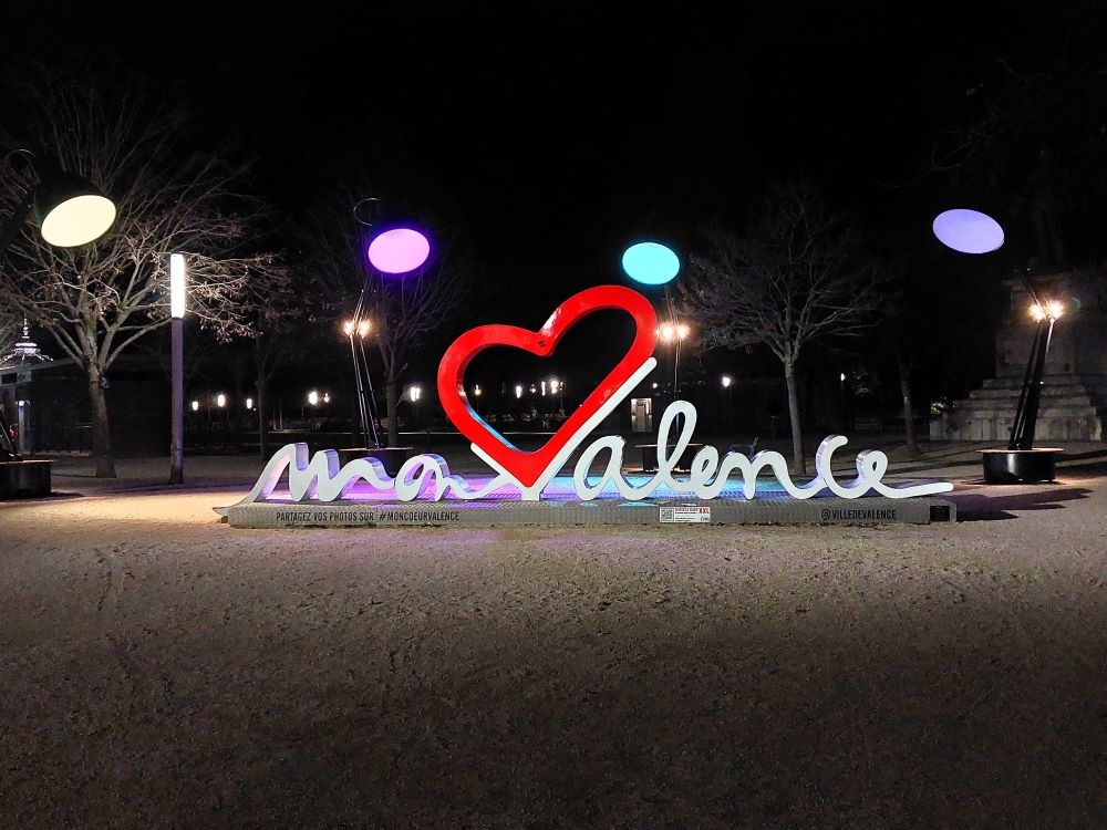 Installation "Mon cœur Valence" éclairée par des lampes de bureau géantes