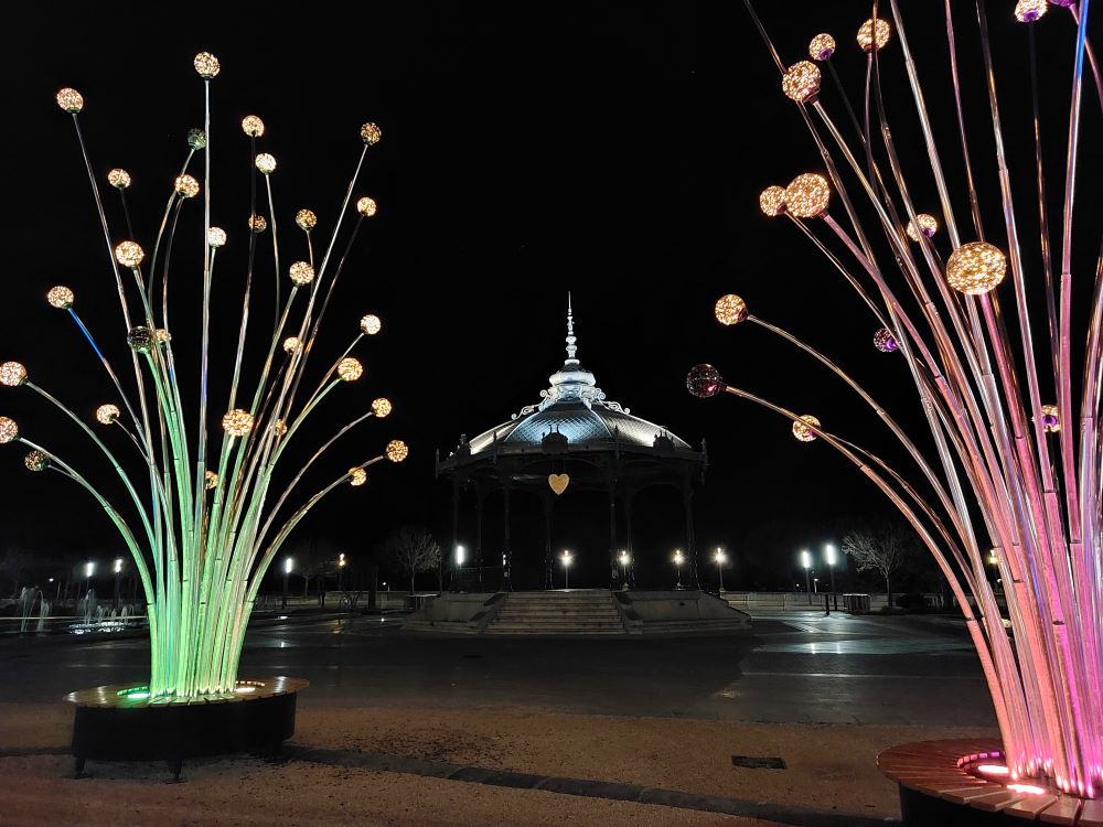 installations lumineuses autour d'un kiosque à musique