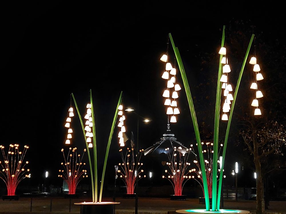 installations lumineuses de forme végétale